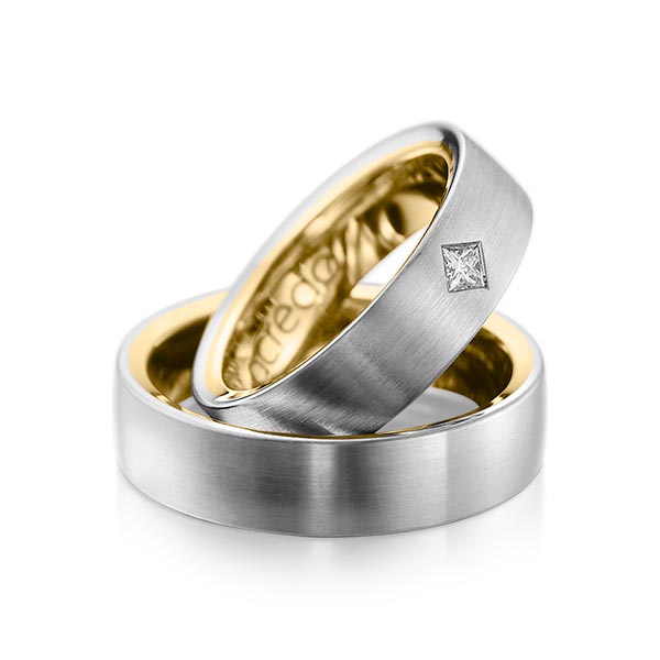 Paar bicolor Trauringe/Eheringe in aussen Graugold 585 , innen Gelbgold 585 mit zus. 0,12 ct. Prinzess-Diamant tw, si von acredo - A-1073-1 Paar bicolor Trauringe/Eheringe in aussen Graugold 585 , innen Gelbgold 585 mit zus. 0,12 ct. Prinzess-Diamant tw, si von acredo - A-1073-1