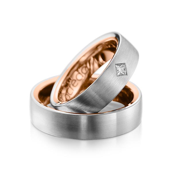 Paar bicolor Trauringe/Eheringe in aussen Graugold 585 , innen Rotgold 585 mit zus. 0,12 ct. Prinzess-Diamant tw, si von acredo - A-1073-7 Paar bicolor Trauringe/Eheringe in aussen Graugold 585 , innen Rotgold 585 mit zus. 0,12 ct. Prinzess-Diamant tw, si von acredo - A-1073-7