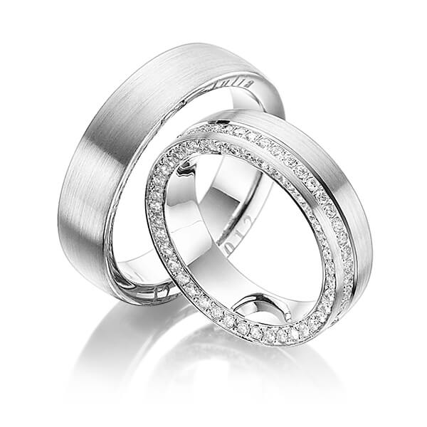 Paar klassische Memoire-Trauringe/Eheringe in Weissgold 585 vollausgefasst mit zus. 0,9 ct. Brillant tw, si von Steinberg - Q-1100-1 Paar klassische Memoire-Trauringe/Eheringe in Weissgold 585 vollausgefasst mit zus. 0,9 ct. Brillant tw, si von Steinberg - Q-1100-1
