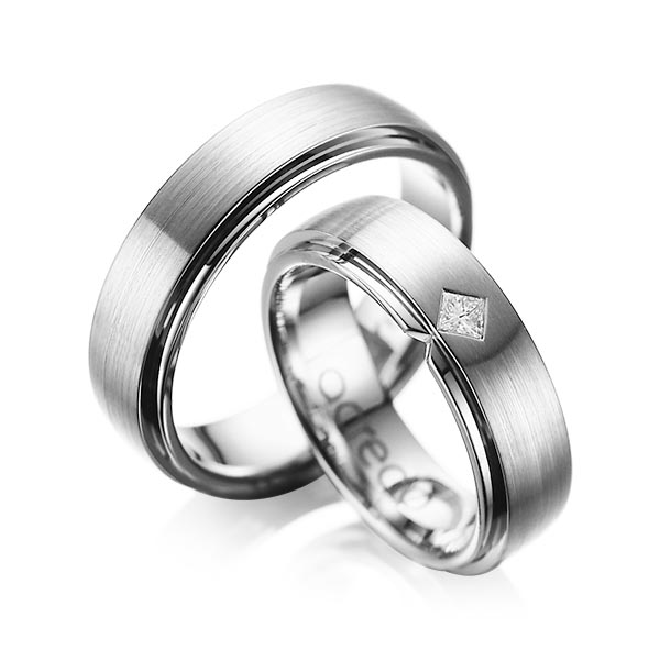 Paar klassische Trauringe/Eheringe in aussen Graugold 585 , innen Graugold 585 mit zus. 0,1 ct. Prinzess-Diamant tw, si von acredo - A-1061-11 Paar klassische Trauringe/Eheringe in aussen Graugold 585 , innen Graugold 585 mit zus. 0,1 ct. Prinzess-Diamant tw, si von acredo - A-1061-11