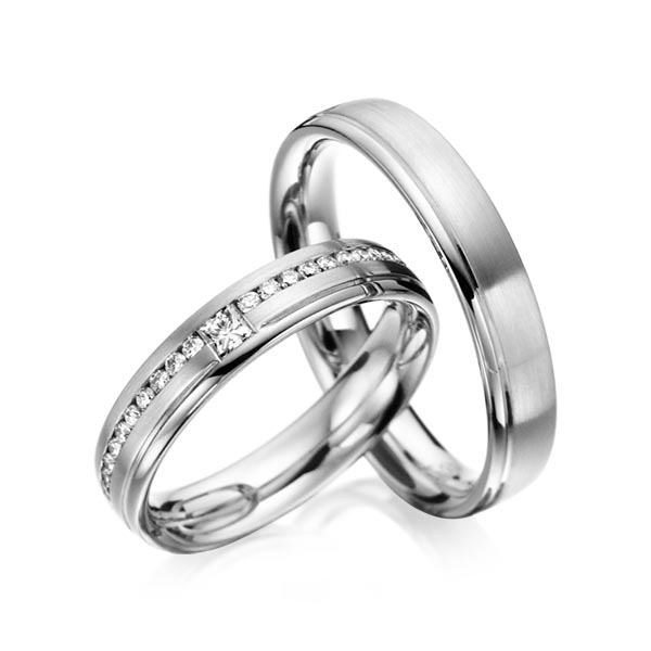 Paar klassische Trauringe/Eheringe in Graugold 585 mit zus. 0,32 ct. Brillant & Prinzess-Diamant tw, si von acredo - A-6023-7 Paar klassische Trauringe/Eheringe in Graugold 585 mit zus. 0,32 ct. Brillant & Prinzess-Diamant tw, si von acredo - A-6023-7