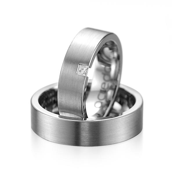Paar klassische Trauringe/Eheringe in Graugold dunkel 585 mit zus. 0,05 ct. Prinzess-Diamant tw, si von acredo - A-1075-5 Paar klassische Trauringe/Eheringe in Graugold dunkel 585 mit zus. 0,05 ct. Prinzess-Diamant tw, si von acredo - A-1075-5