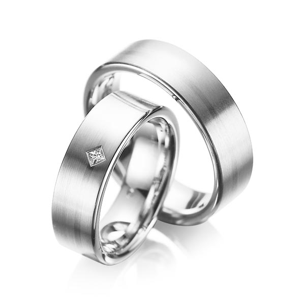 Paar klassische Trauringe/Eheringe in Weissgold 585 mit zus. 0,03 ct. Prinzess-Diamant tw, si von acredo - A-1060-7 Paar klassische Trauringe/Eheringe in Weissgold 585 mit zus. 0,03 ct. Prinzess-Diamant tw, si von acredo - A-1060-7