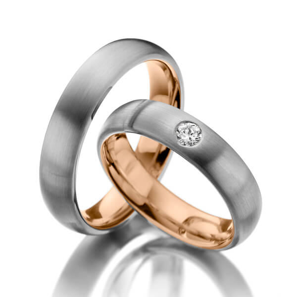 Set Bicolor trouwringen in buiten witgoud 14 kt. , binnen roodgoud 14 kt. met in totaal 0,04 ct. Briljant tw/si - NP-1050-2 Set Bicolor trouwringen in buiten witgoud 14 kt. , binnen roodgoud 14 kt. met in totaal 0,04 ct. Briljant tw/si - NP-1050-2