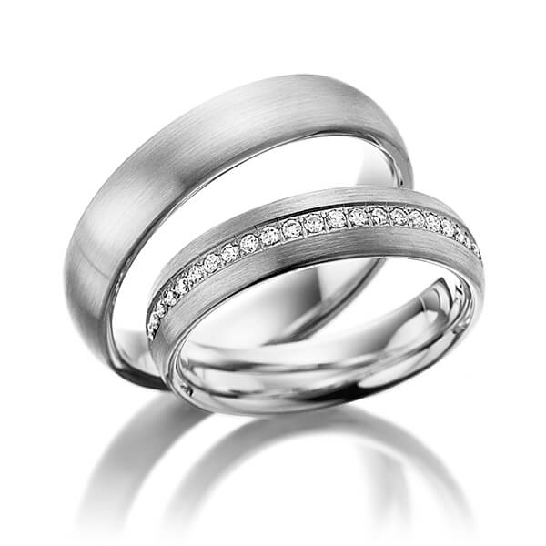 Set Klassieke Memoire-trouwringen in grijsgoud 14 kt. half gezet met in totaal 0,21 ct. Briljant tw/si - NP-1028-5 Set Klassieke Memoire-trouwringen in grijsgoud 14 kt. half gezet met in totaal 0,21 ct. Briljant tw/si - NP-1028-5