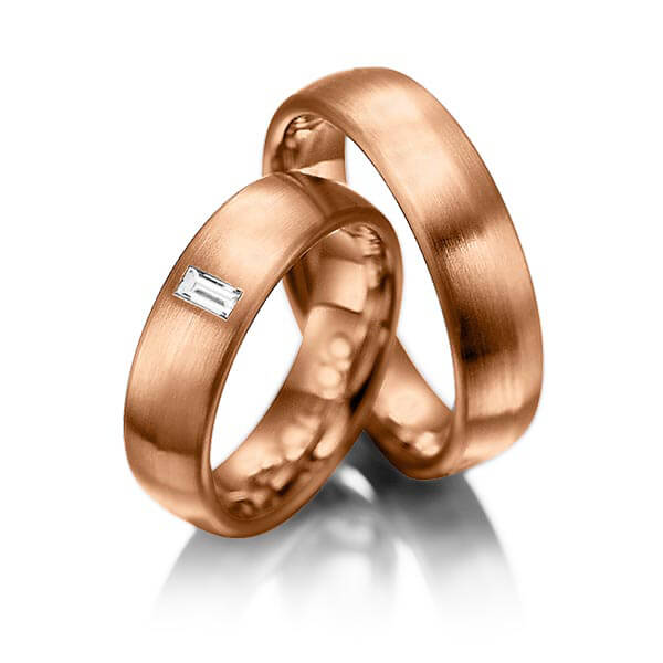 Set klassieke trouwringen in roodgoud 14 kt. met in totaal 0,1 ct. Baguette-Diamant tw,vs van acredo - A-1002-7 Set klassieke trouwringen in roodgoud 14 kt. met in totaal 0,1 ct. Baguette-Diamant tw,vs van acredo - A-1002-7