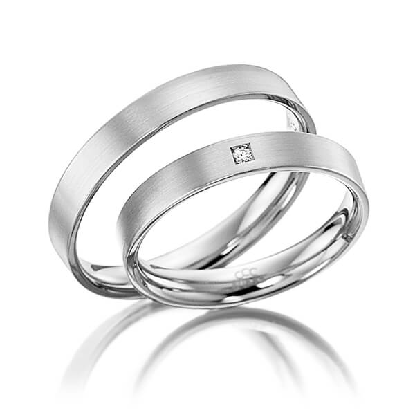 Set klassieke trouwringen in witgoud 14 kt. met in totaal 0,015 ct. Briljant tw/si van acredo - A-4012-1 Set klassieke trouwringen in witgoud 14 kt. met in totaal 0,015 ct. Briljant tw/si van acredo - A-4012-1