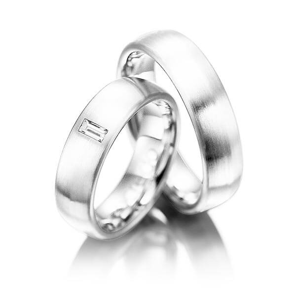 Set klassieke trouwringen in witgoud 14 kt. met in totaal 0,1 ct. Baguette-Diamant tw,vs van acredo - A-1002-8 Set klassieke trouwringen in witgoud 14 kt. met in totaal 0,1 ct. Baguette-Diamant tw,vs van acredo - A-1002-8