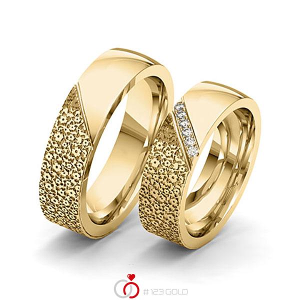 Paar klassische Trauringe/Eheringe in Gelbgold 585 Laser Struktur mit zus. 0,06 ct. Brillant tw, si von 123gold - Y-1386-6 Paar klassische Trauringe/Eheringe in Gelbgold 585 Laser Struktur mit zus. 0,06 ct. Brillant tw, si von 123gold - Y-1386-6