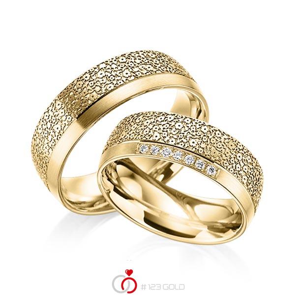Paar klassische Trauringe/Eheringe in Gelbgold 585 Laser Struktur mit zus. 0,07 ct. Brillant tw, si von 123gold - Y-1383-6 Paar klassische Trauringe/Eheringe in Gelbgold 585 Laser Struktur mit zus. 0,07 ct. Brillant tw, si von 123gold - Y-1383-6