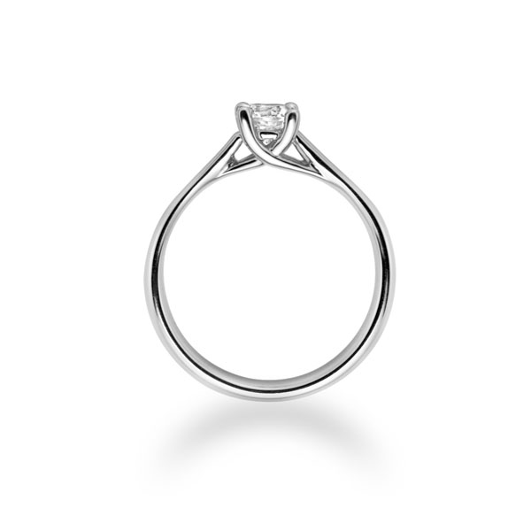 Diamond ring with 4 prong setting