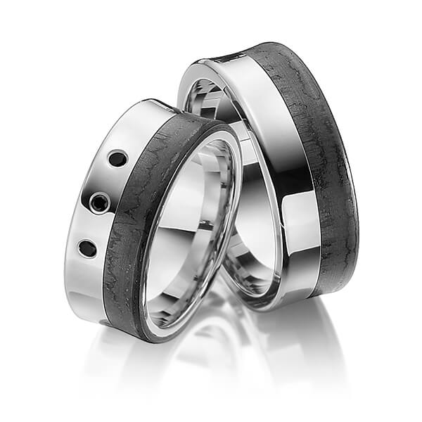 Paar Carbon Trauringe/Eheringe in Edelstahl Edelstahl Carbon-Einzug mit zus. 0,03 ct. Brillant schwarz von 123GOLD - Y-1324-6 Paar Carbon Trauringe/Eheringe in Edelstahl Edelstahl Carbon-Einzug mit zus. 0,03 ct. Brillant schwarz von 123GOLD - Y-1324-6