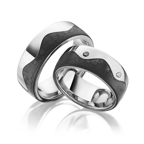 Paar Carbon Trauringe/Eheringe in Edelstahl Edelstahl Carbon-Einzug mit zus. 0,04 ct. Brillant schwarz tw, si von 123GOLD - Y-1330-1 Paar Carbon Trauringe/Eheringe in Edelstahl Edelstahl Carbon-Einzug mit zus. 0,04 ct. Brillant schwarz tw, si von 123GOLD - Y-1330-1