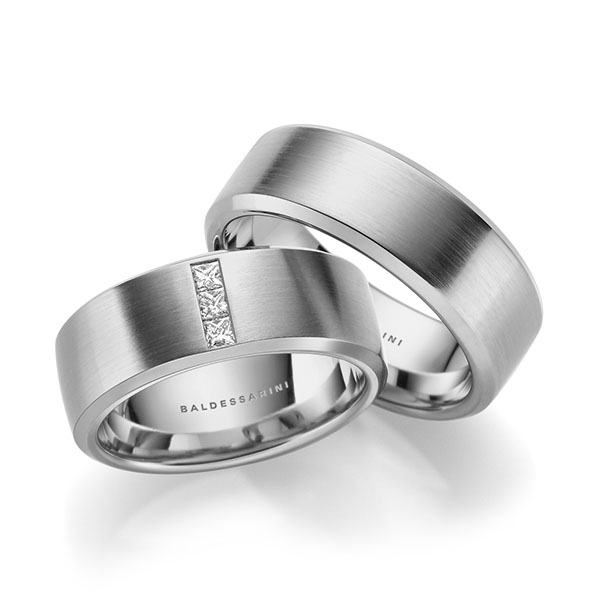 Paar klassische Trauringe/Eheringe in Edelstahl mit zus. 0,15 ct. Prinzess-Diamant tw, si - H-1022-1 Paar klassische Trauringe/Eheringe in Edelstahl mit zus. 0,15 ct. Prinzess-Diamant tw, si - H-1022-1