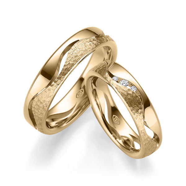 Paar klassische Trauringe/Eheringe in Roségold 585 , gehämmert Struktur mit zus. 0,036 ct. Brillant tw, si von Merii - M-1323-10