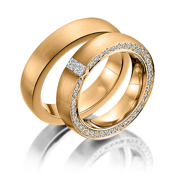 Paar klassische Trauringe/Eheringe in Roségold 585 mit zus. 0,65 ct. Prinzess-Diamant & Brillant tw, si von Steinberg - Q-1147-3 Paar klassische Trauringe/Eheringe in Roségold 585 mit zus. 0,65 ct. Prinzess-Diamant & Brillant tw, si von Steinberg - Q-1147-3
