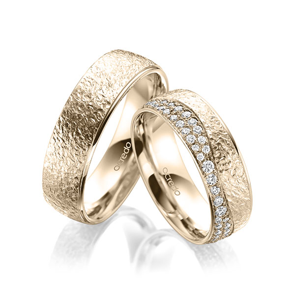 Paar klassische Trauringe/Eheringe in Signature Gold 585 crushed Struktur, mit zus. 0,693 ct. Brillant tw, si von acredo - A-2013-6 Paar klassische Trauringe/Eheringe in Signature Gold 585 crushed Struktur, mit zus. 0,693 ct. Brillant tw, si von acredo - A-2013-6
