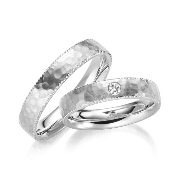 Paar klassische Trauringe/Eheringe in Weißgold 585 , gehämmert Struktur mit zus. 0,06 ct. Brillant tw, si - UQ-1027-1 Paar klassische Trauringe/Eheringe in Weißgold 585 , gehämmert Struktur mit zus. 0,06 ct. Brillant tw, si - UQ-1027-1