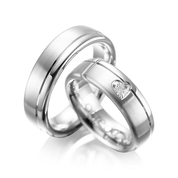 Paar klassische Trauringe/Eheringe in Weißgold 585 mit zus. 0,22 ct. Herz-Diamant tw, vs von acredo - A-1045-1 Paar klassische Trauringe/Eheringe in Weißgold 585 mit zus. 0,22 ct. Herz-Diamant tw, vs von acredo - A-1045-1