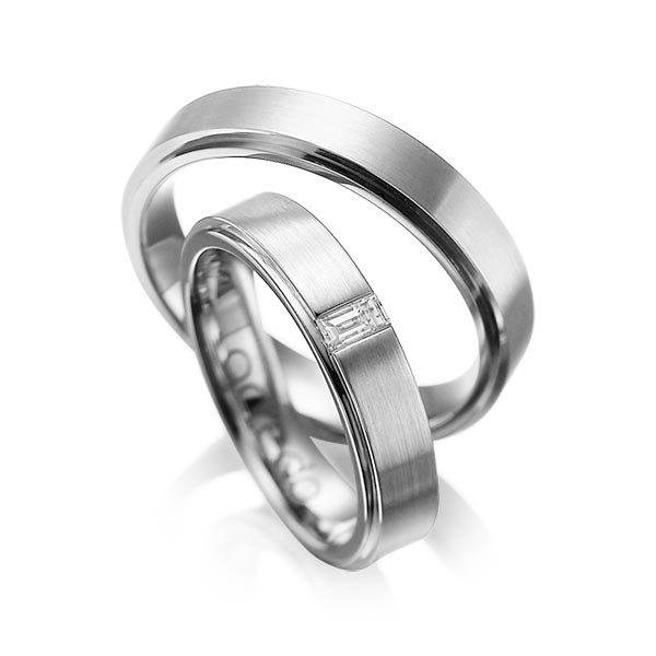 Set Klassieke trouwringen in buiten grijsgoud 14 kt. , binnen grijsgoud 14 kt. met in totaal 0,12 ct. Baguette-Diamant tw,vs van acredo - A-1054-5 Set Klassieke trouwringen in buiten grijsgoud 14 kt. , binnen grijsgoud 14 kt. met in totaal 0,12 ct. Baguette-Diamant tw,vs van acredo - A-1054-5