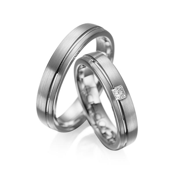 Set Klassieke trouwringen in dark grey gold 14 kt. met in totaal 0,08 ct. Princess-Diamant tw/si van acredo - A-1018-11 Set Klassieke trouwringen in dark grey gold 14 kt. met in totaal 0,08 ct. Princess-Diamant tw/si van acredo - A-1018-11