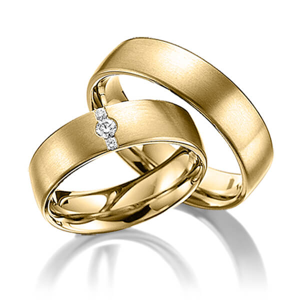 Set klassieke trouwringen in geelgoud 14 kt. met in totaal 0,1 ct. Briljant tw/si van acredo - A-6001-3 Set klassieke trouwringen in geelgoud 14 kt. met in totaal 0,1 ct. Briljant tw/si van acredo - A-6001-3