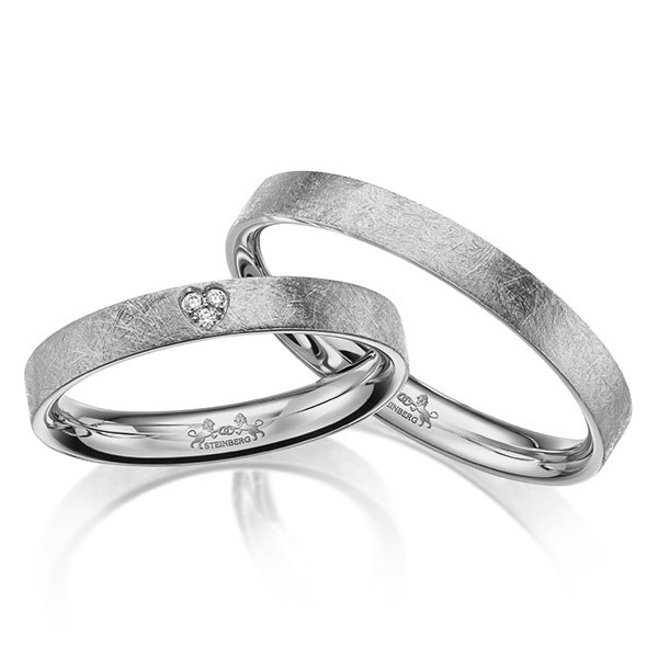 Set klassieke trouwringen in grijsgoud 14 kt. met in totaal 0,015 ct. Briljant tw/si van Steinberg - Q-1661-5 Set klassieke trouwringen in grijsgoud 14 kt. met in totaal 0,015 ct. Briljant tw/si van Steinberg - Q-1661-5