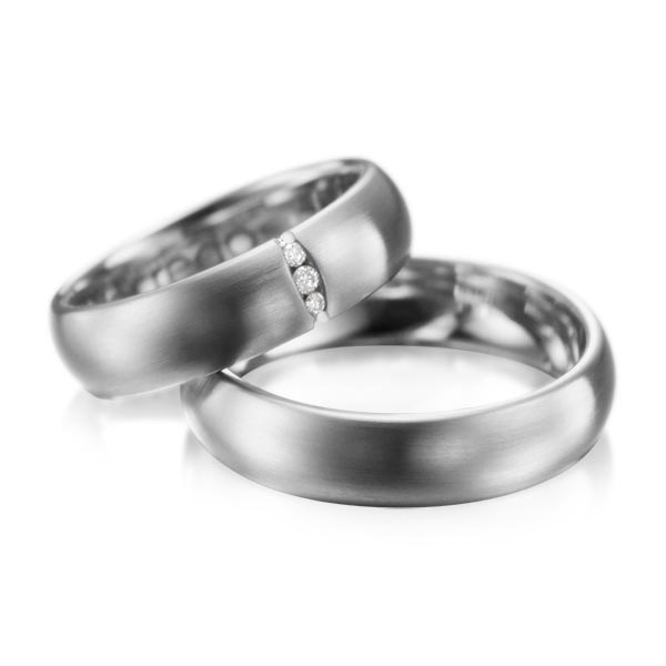Set klassieke trouwringen in grijsgoud 14 kt. met in totaal 0,035 ct. Briljant tw/si van acredo - A-1059-3 Set klassieke trouwringen in grijsgoud 14 kt. met in totaal 0,035 ct. Briljant tw/si van acredo - A-1059-3