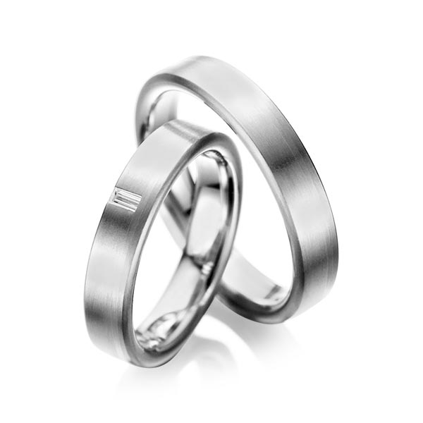 Set klassieke trouwringen in grijsgoud 14 kt. met in totaal 0,05 ct. Baguette-Diamant tw,vs van acredo - A-1022-7 Set klassieke trouwringen in grijsgoud 14 kt. met in totaal 0,05 ct. Baguette-Diamant tw,vs van acredo - A-1022-7