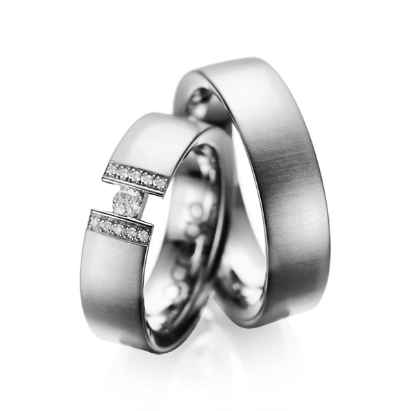 Set klassieke trouwringen in grijsgoud 14 kt. met in totaal 0,15 ct. Briljant tw/si van acredo - A-1033-5 Set klassieke trouwringen in grijsgoud 14 kt. met in totaal 0,15 ct. Briljant tw/si van acredo - A-1033-5