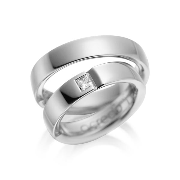 Set klassieke trouwringen in grijsgoud 14 kt. met in totaal 0,15 ct. Princess-Diamant tw/si van acredo - A-1029-4 Set klassieke trouwringen in grijsgoud 14 kt. met in totaal 0,15 ct. Princess-Diamant tw/si van acredo - A-1029-4