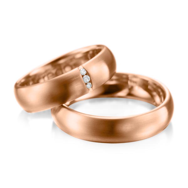 Set klassieke trouwringen in roodgoud 14 kt. met in totaal 0,035 ct. Briljant tw/si van acredo - A-1059-5 Set klassieke trouwringen in roodgoud 14 kt. met in totaal 0,035 ct. Briljant tw/si van acredo - A-1059-5