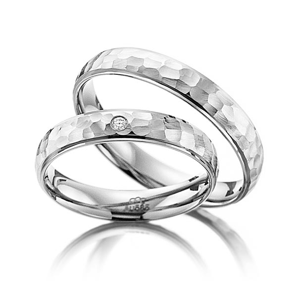 Set Klassieke trouwringen in witgoud 14 kt. , hamerslag met in totaal 0,02 ct. Briljant tw/si van acredo - A-4008-1 Set Klassieke trouwringen in witgoud 14 kt. , hamerslag met in totaal 0,02 ct. Briljant tw/si van acredo - A-4008-1