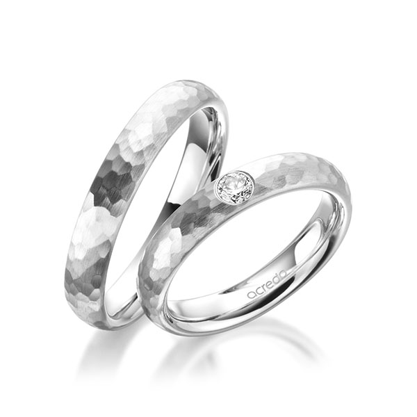 Set klassieke trouwringen in witgoud 14 kt. hamerslag met in totaal 0,15 ct. Briljant tw/si van acredo - A-1962-1 Set klassieke trouwringen in witgoud 14 kt. hamerslag met in totaal 0,15 ct. Briljant tw/si van acredo - A-1962-1
