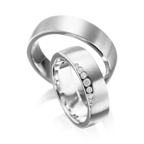 Set klassieke trouwringen in witgoud 14 kt. met in totaal 0,1 ct. Briljant tw/si van acredo - A-1026-6 Set klassieke trouwringen in witgoud 14 kt. met in totaal 0,1 ct. Briljant tw/si van acredo - A-1026-6